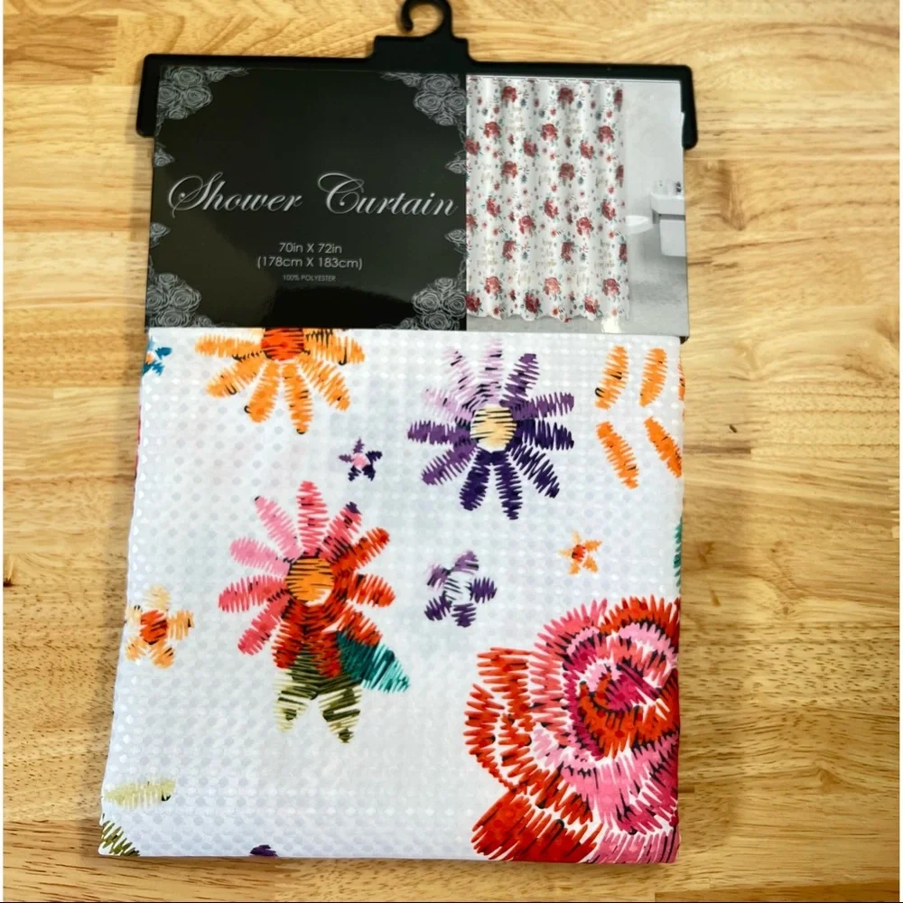 Spring Flowers Shower Curtain with this phrase “Es un día Perfecto”